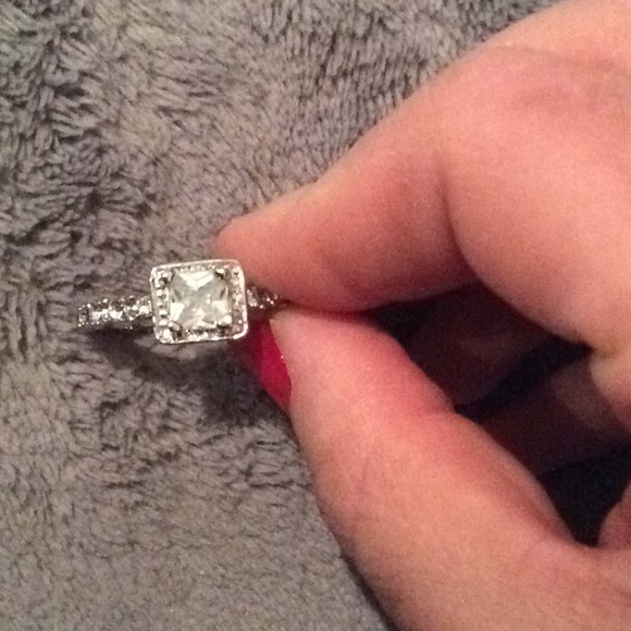 Engagement ring - Picture 6 of 6